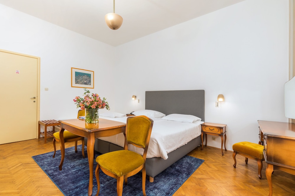 Family Room, Park View