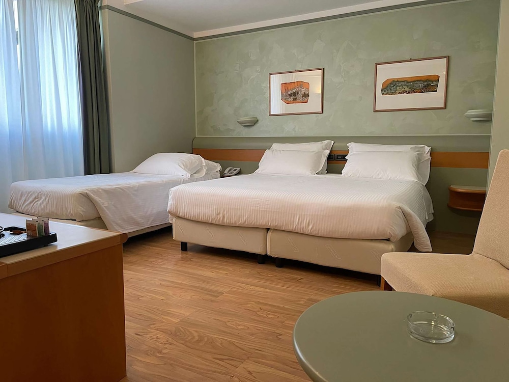 Standard Room, Multiple Beds, Non Smoking photo 1