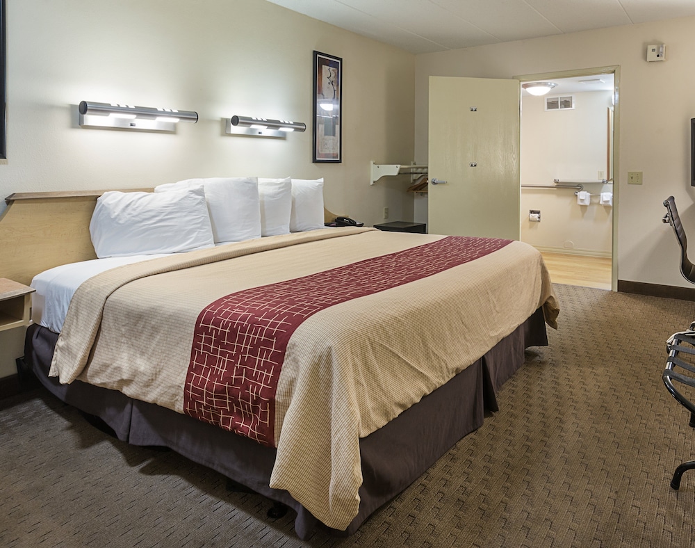 Deluxe Room, 1 King Bed, Accessible, Non Smoking - Photo 3