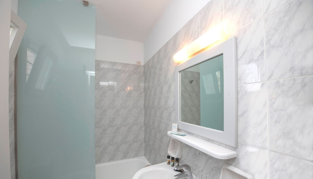 Standard Room - Photo 7