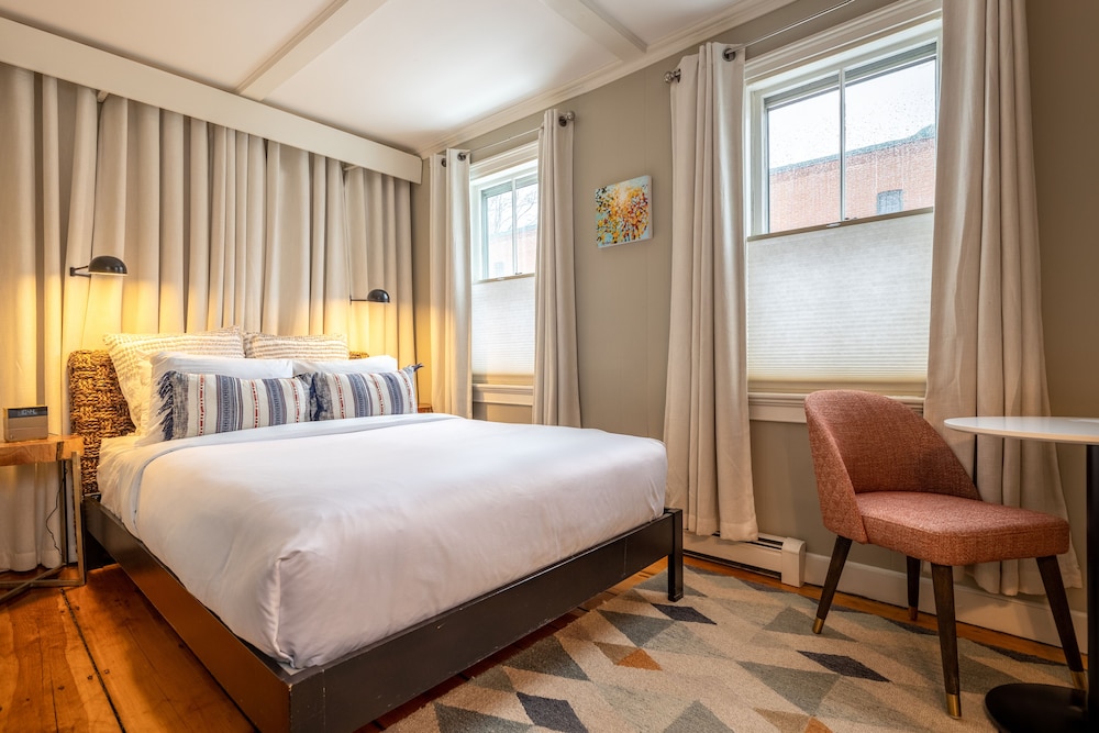 Standard Room, 1 Queen Bed, Ensuite (2)