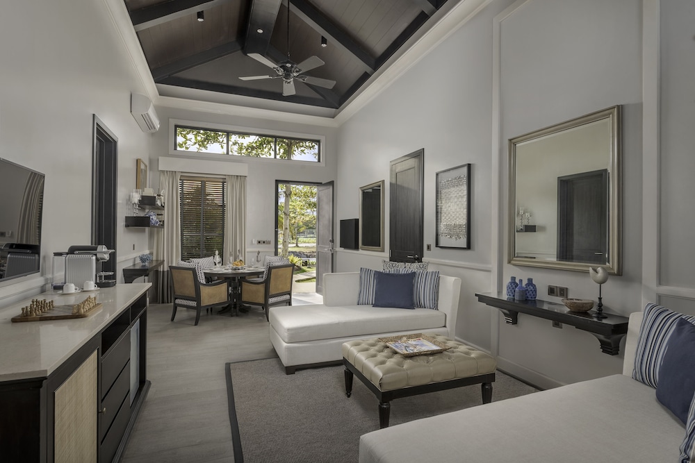 1 Bedroom Ocean Suite with Pool, King - Photo 3