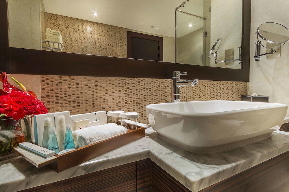 Premium Suite, 1 King Bed, Non Smoking, Kitchen (Separate Living Room, Full Kitchen) - Photo 12