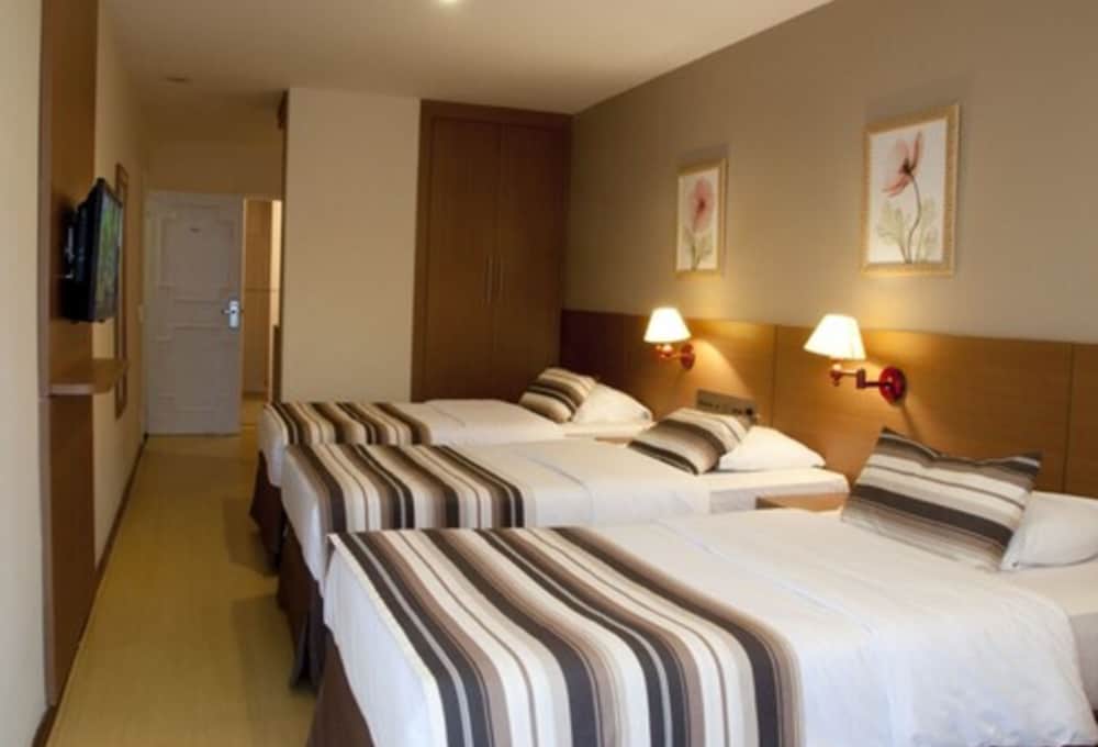 Suite, 3 Twin Beds - Photo 1