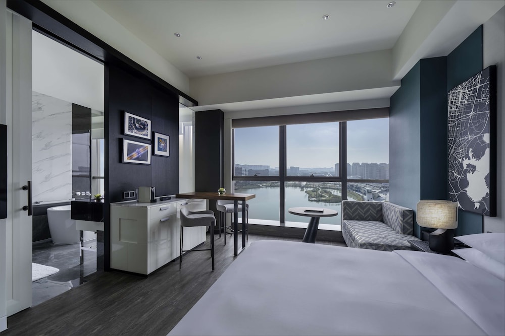 Deluxe Room, 1 King Bed, Lake View