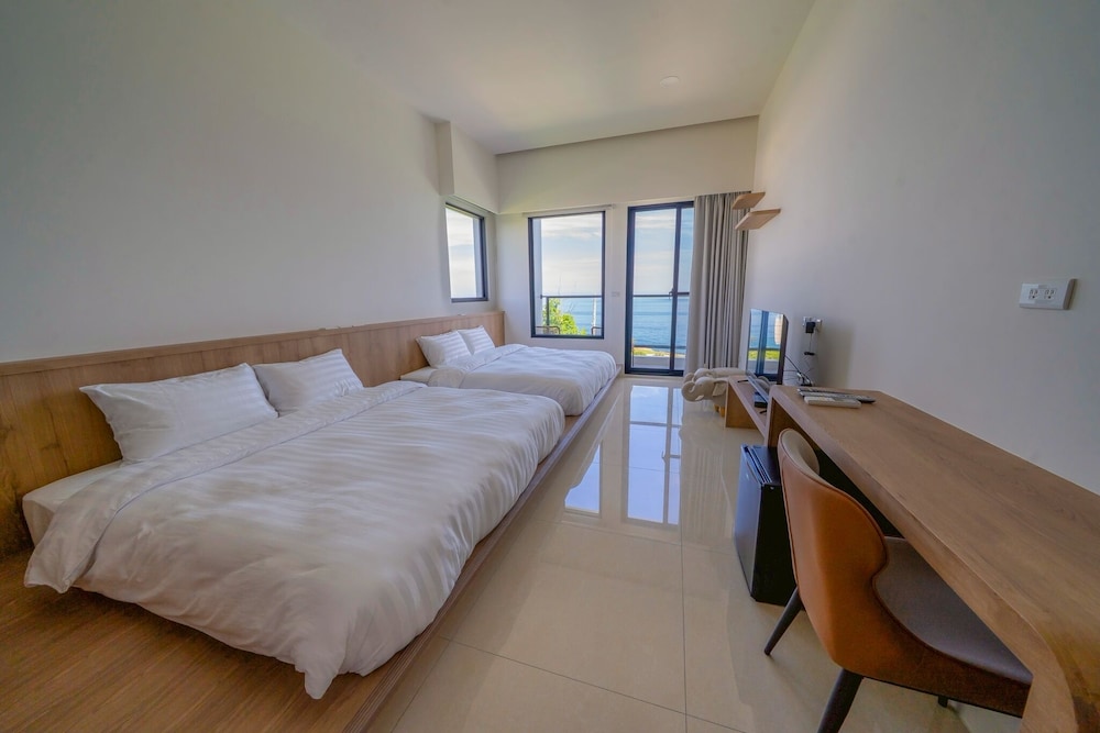 Deluxe Quadruple Room, 2 Queen Beds, Ocean View photo 3