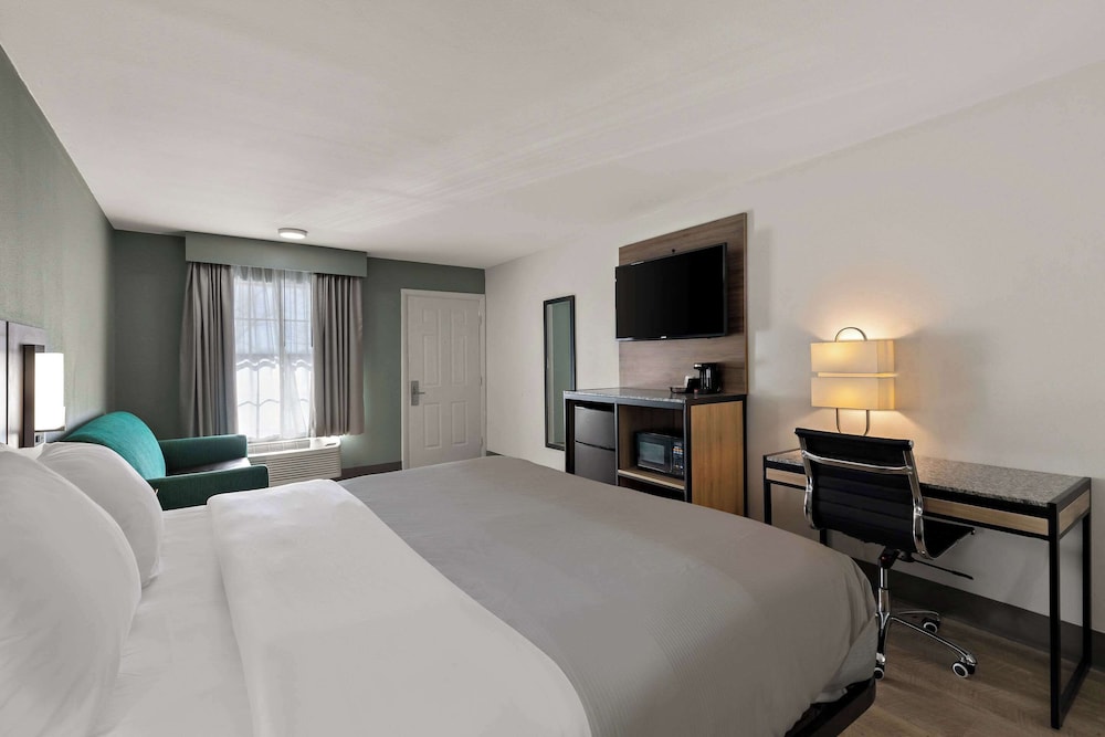 Standard Room, 1 King Bed with Sofa bed, Non Smoking, photo 6