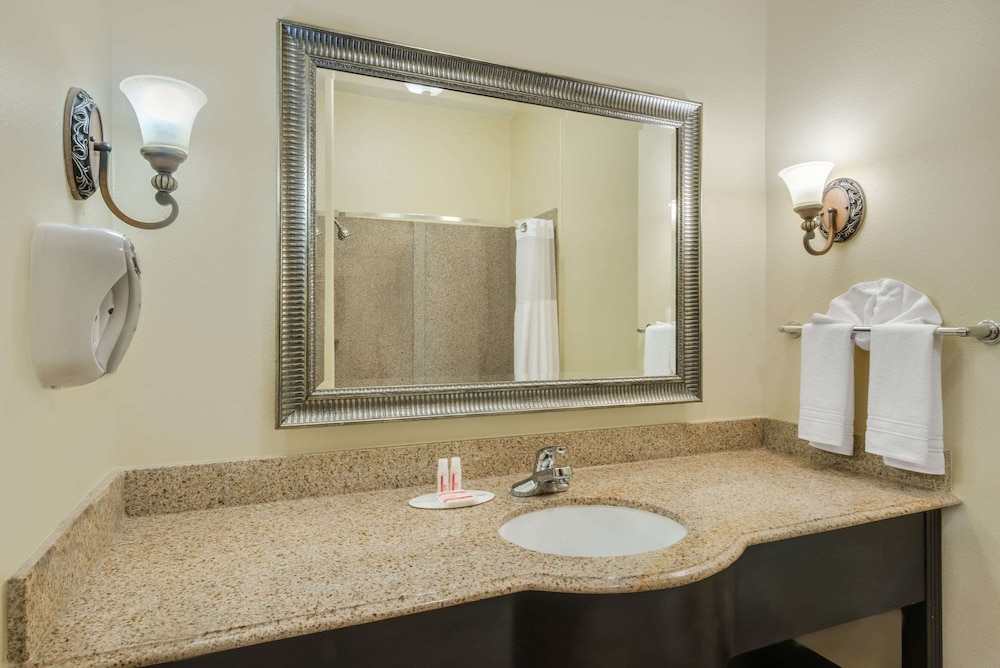 Business Suite, 1 King Bed, Non Smoking - Photo 5