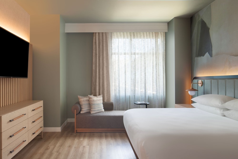 Room, 1 King Bed (Mobility/Hearing Accessible, Tub) - Photo 1