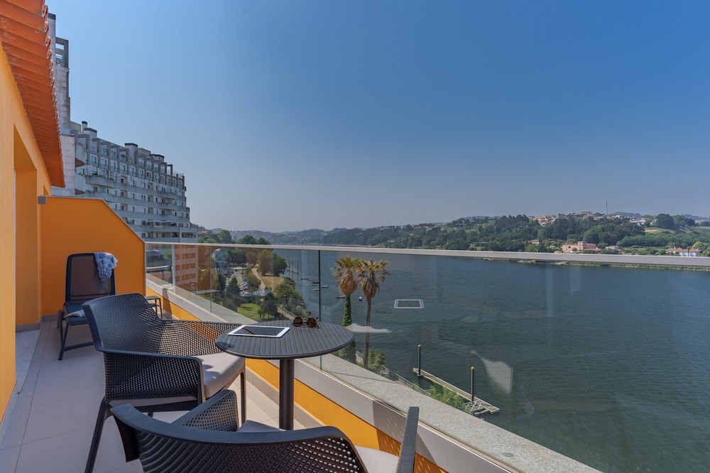 Suite, River View - Photo 4
