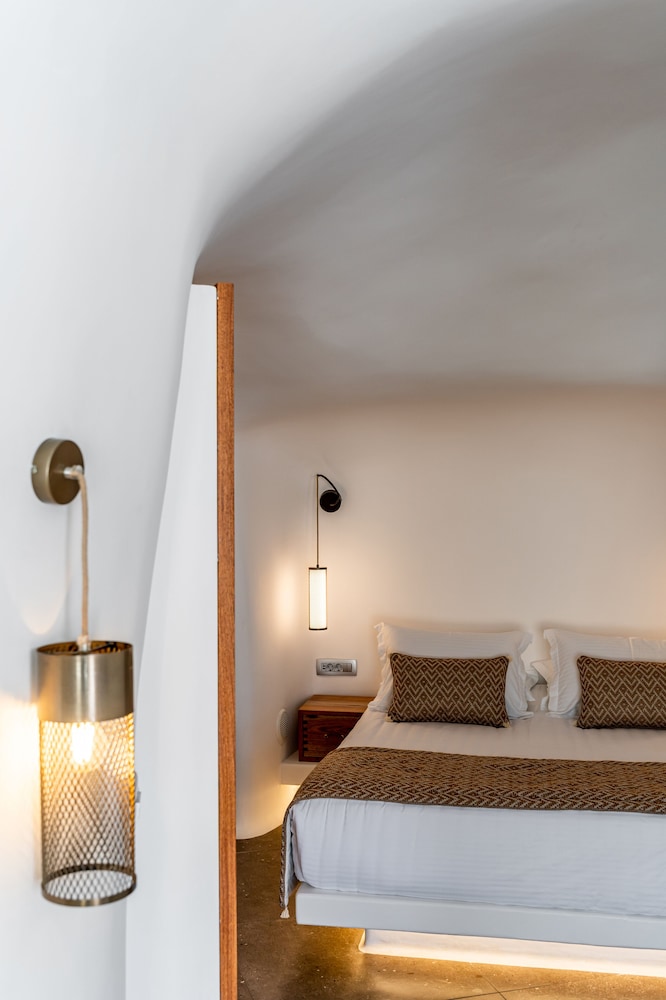Cave Suite with Jacuzzi - Photo 14
