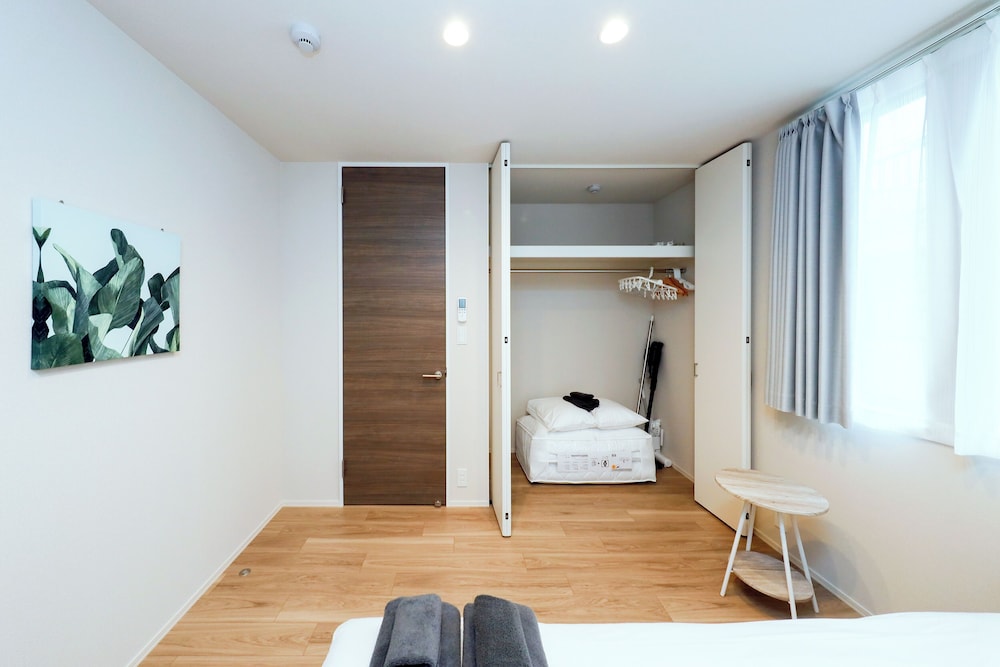 201, 301/Accommodates three-person, Non Smoking photo 2