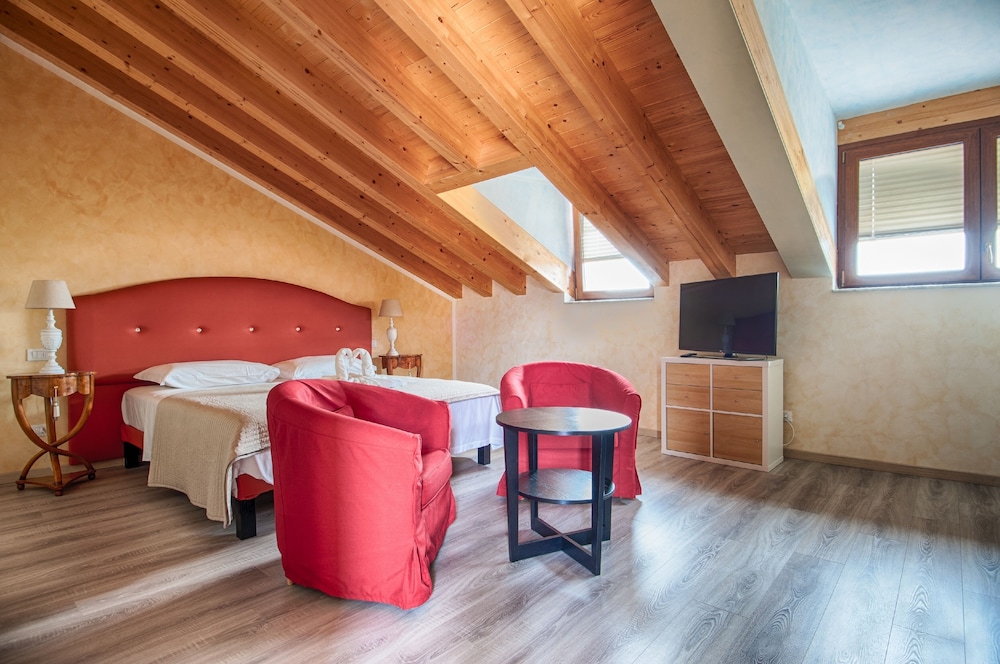 Superior Double Room thumbnail 5