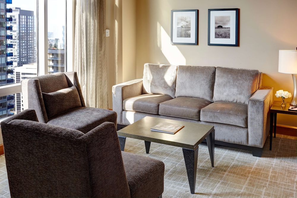 Suite, 1 King Bed (Emerald Suite)