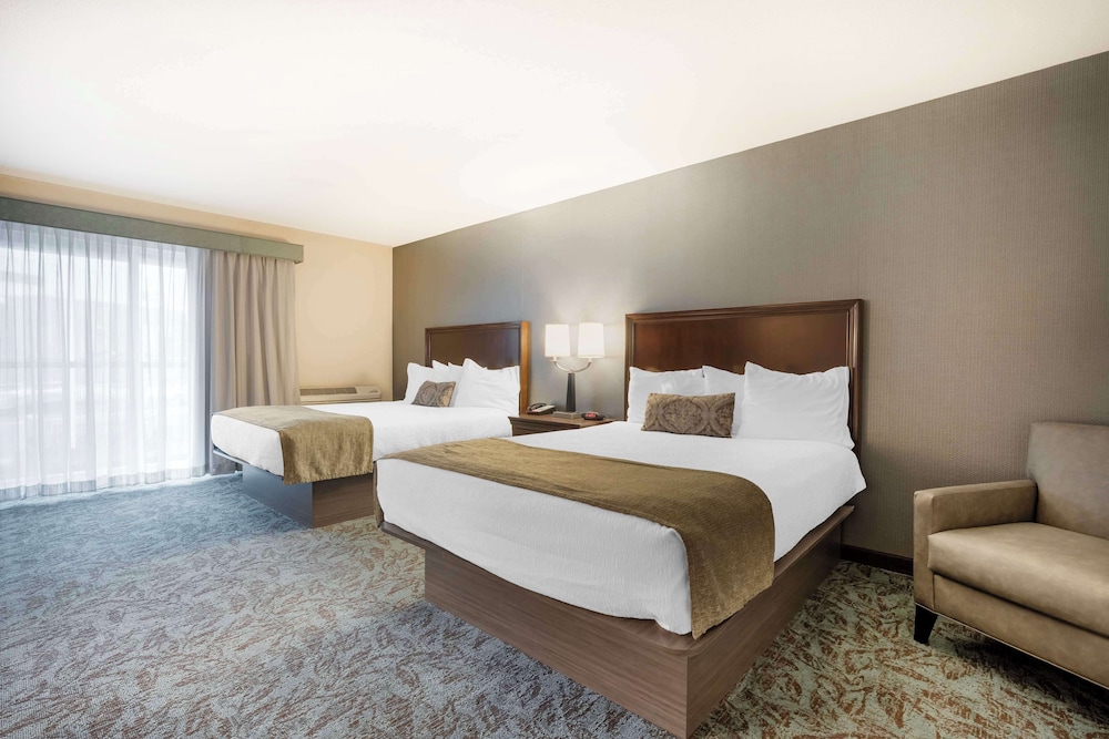 Suite, 2 Queen Beds, Non Smoking, Balcony - Photo 2