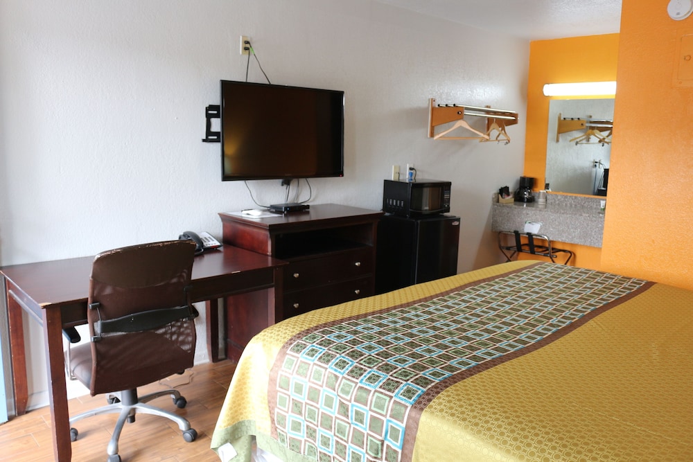 Standard Room, 1 King Bed, Smoking - Photo 1