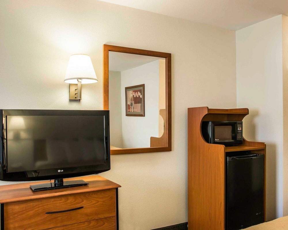 Standard Room, 2 Queen Beds, Non Smoking (First Floor) - Photo 5