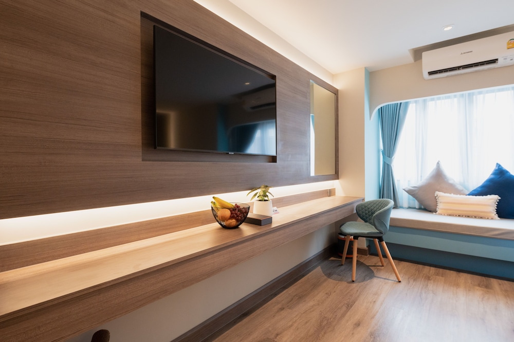 Triple Bed with Bathtub - Photo 5