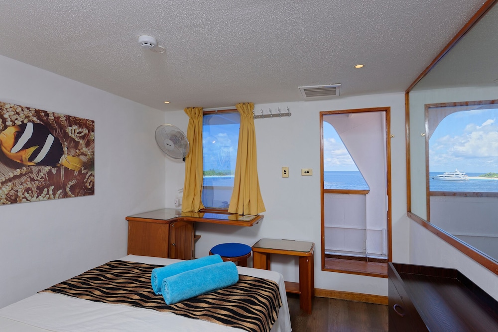 Bridge Deck Cabin photo 1
