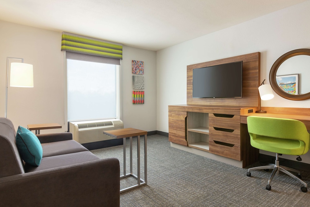 Suite, 1 King Bed, Accessible, Non Smoking photo 2