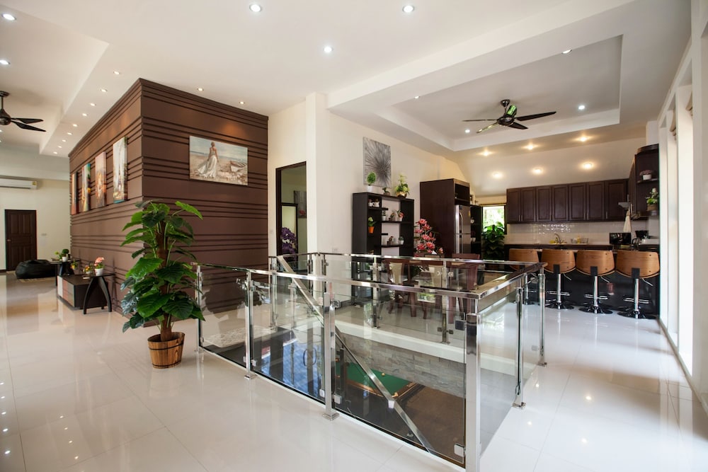 Family villa, 7 bedrooms, Pool view photo 3