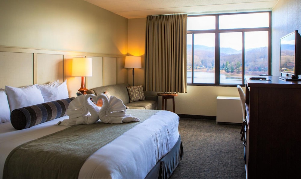 Room, 1 King Bed, Lakeside (2nd Floor)