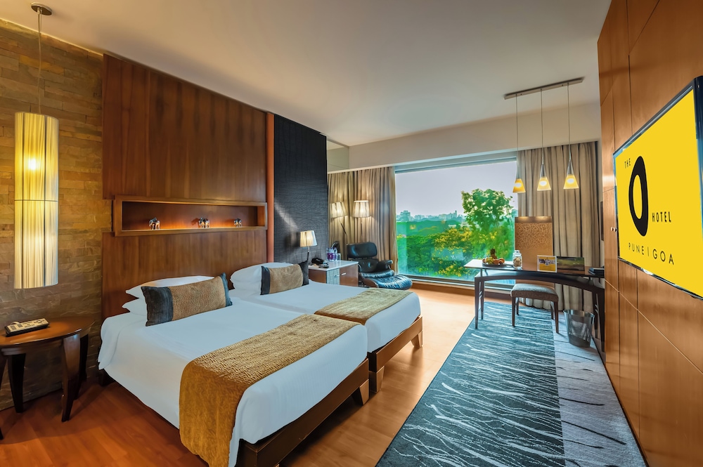 Premier Room with Bathtub - Photo 11