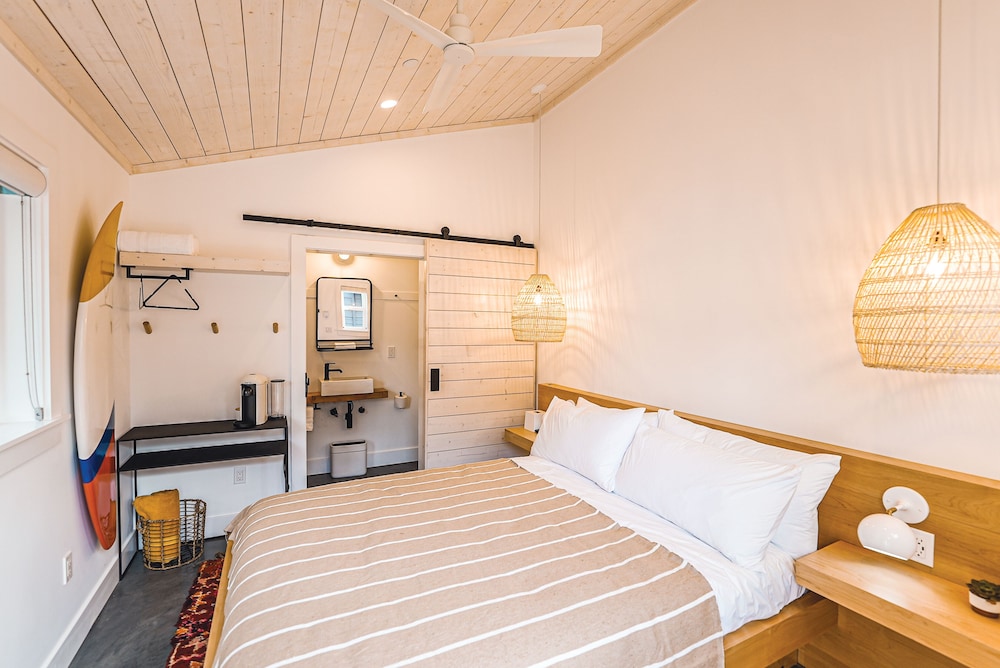 Economy Room, 1 Queen Bed photo 1