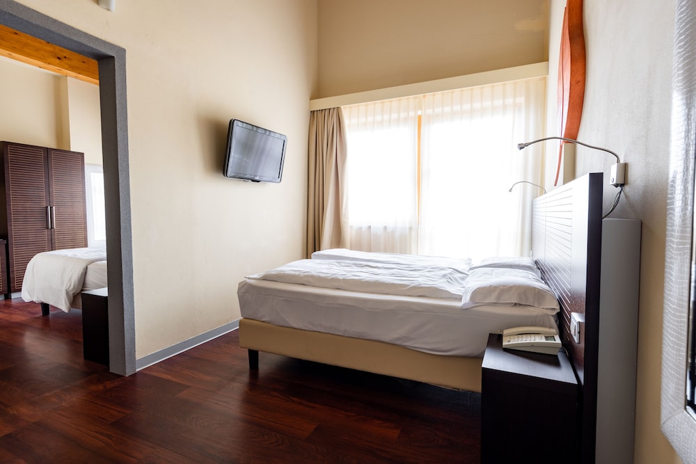 Family Quadruple Room (Connecting)