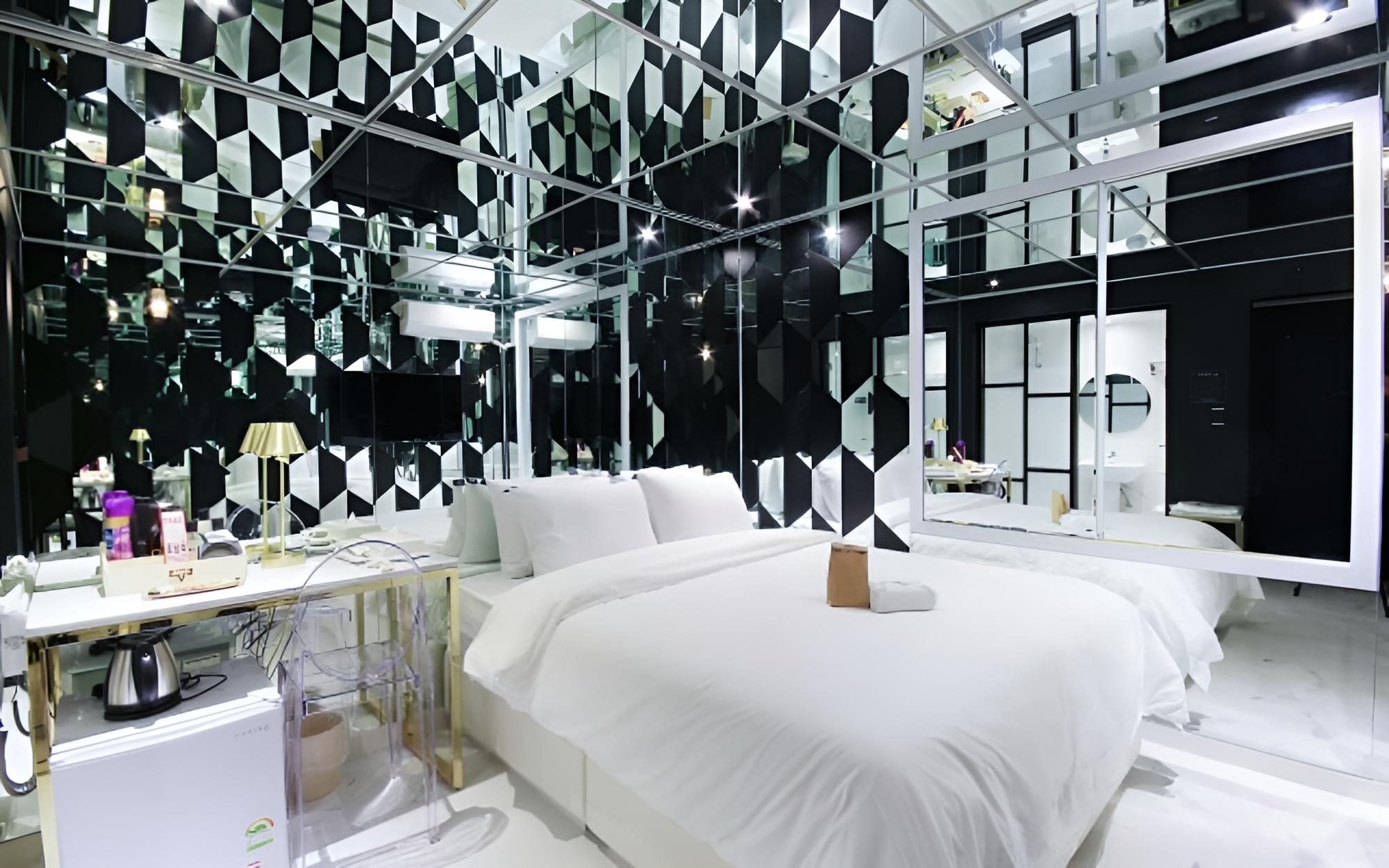 Room (Mirror Room (Netflix)) photo 3