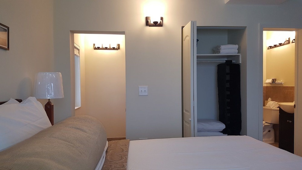 Estudio superior, 1 cama king, refrigerador y microondas, frente al mar
