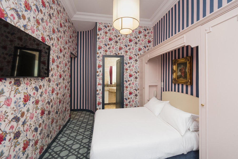 Standard Double Room, Bathtub