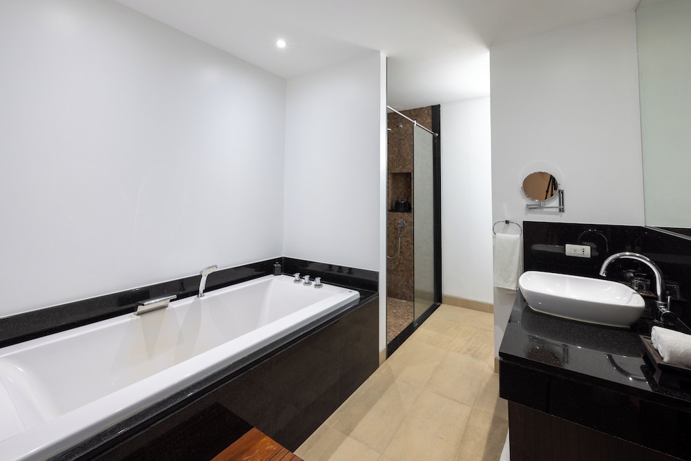 Deluxe King Room - Photo 7