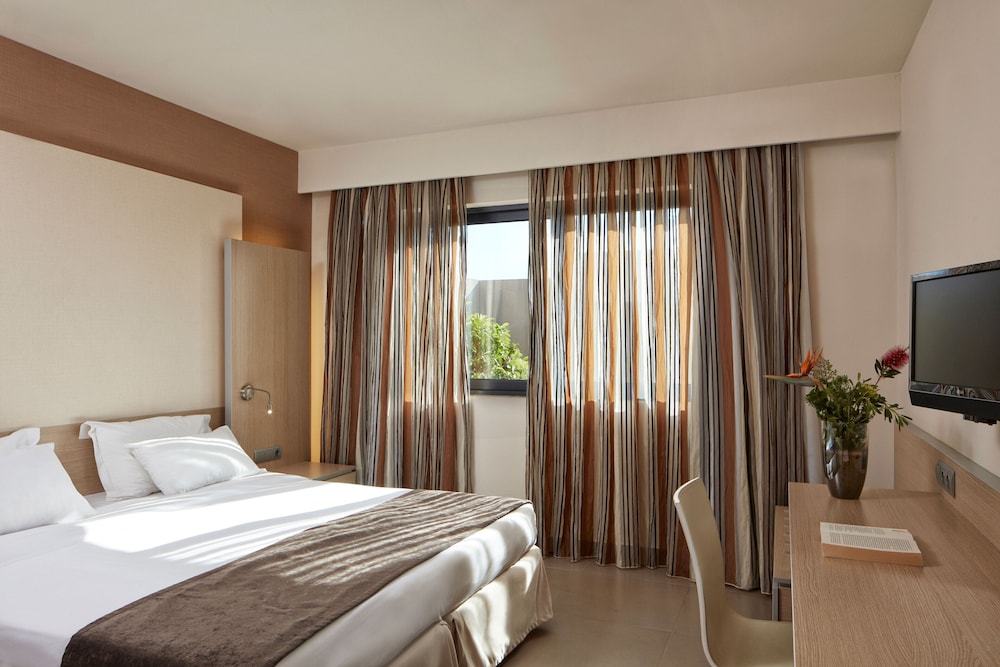 Superior Family Suite Inland View