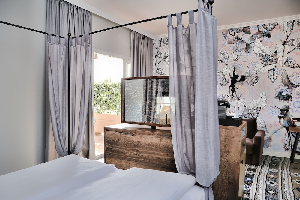 Deluxe Room, 1 King Bed with Sofa bed, Pool View thumbnail 6