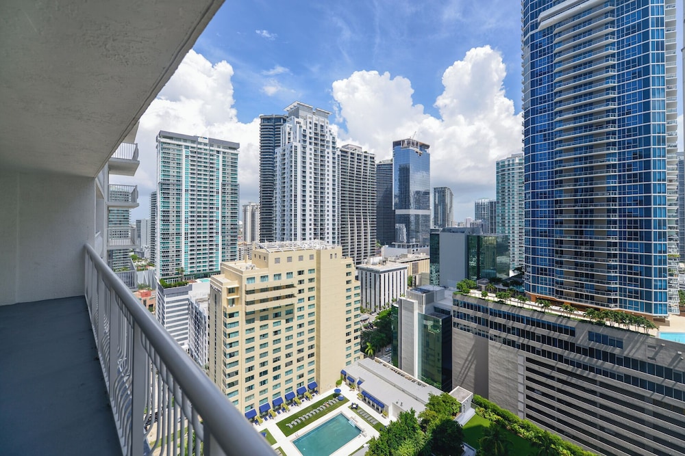 Deluxe Condo photo 3