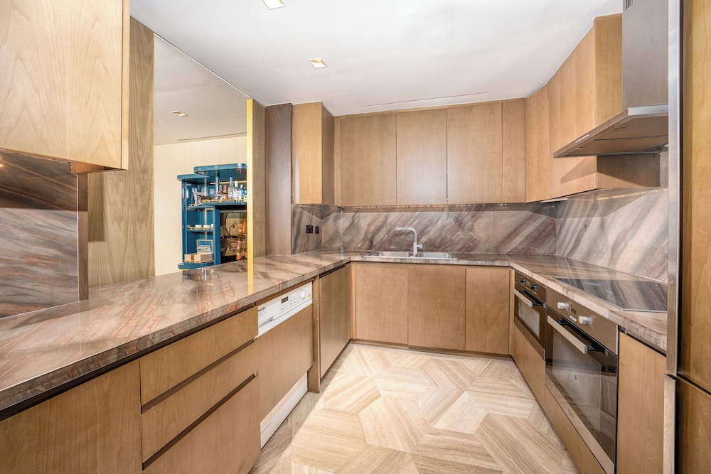 Luxe 2 Bedroom Suite thumbnail 5