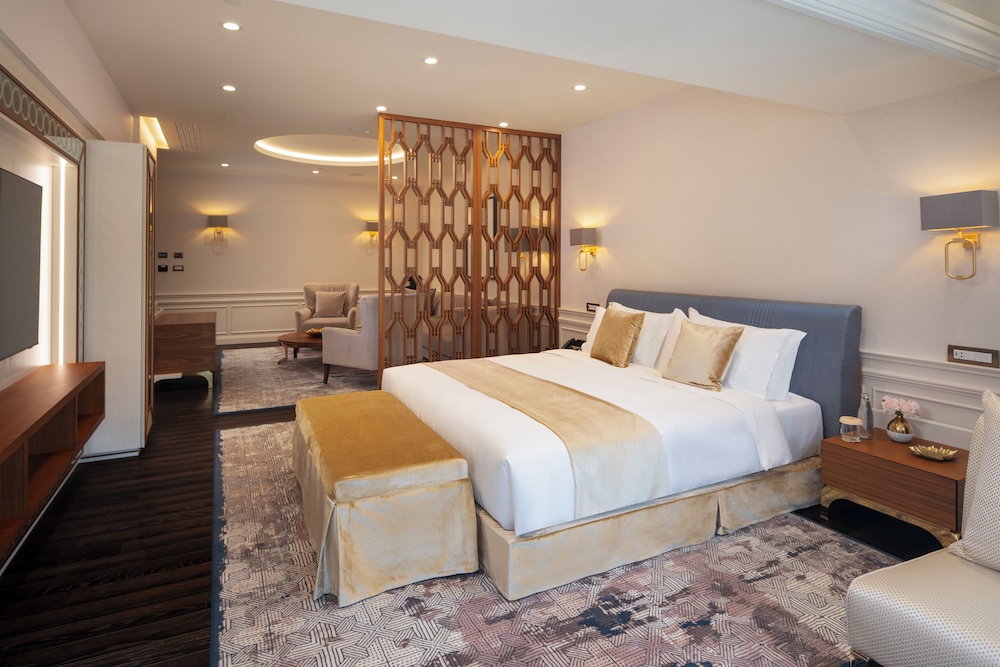 Executive Suite - Photo 9