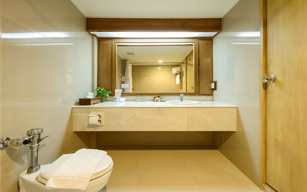 Regency Room, Pool View - Photo 9