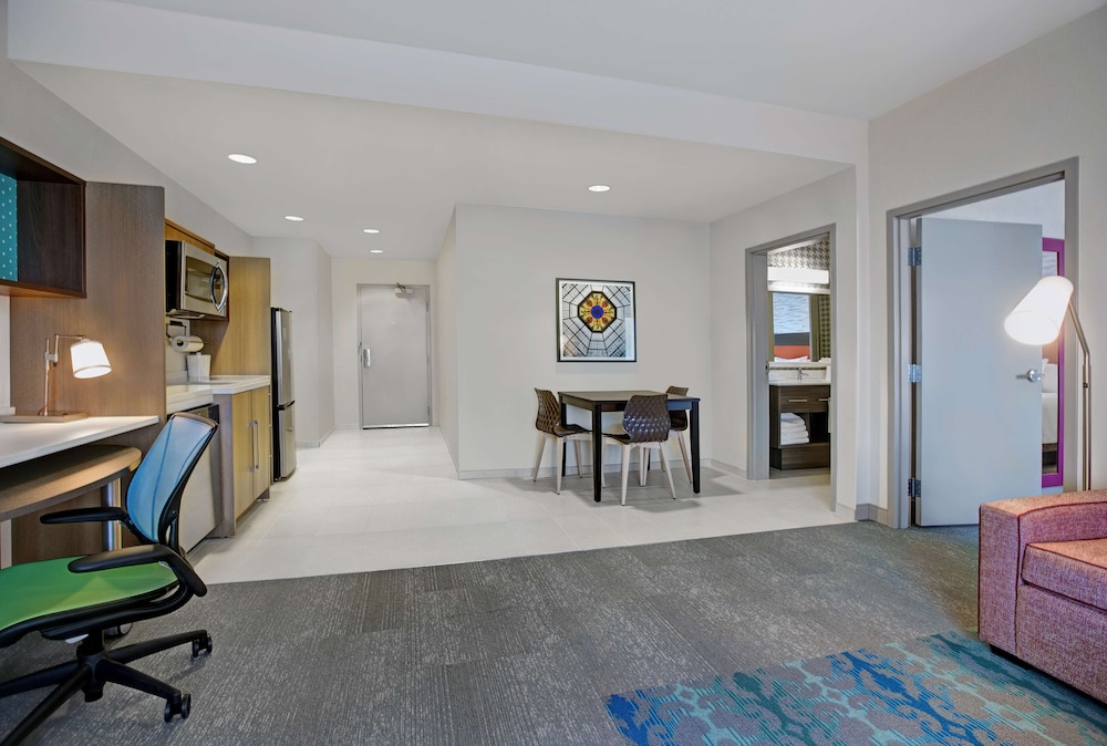 Suite, 1 King Bed, Accessible (Hearing) - Photo 3