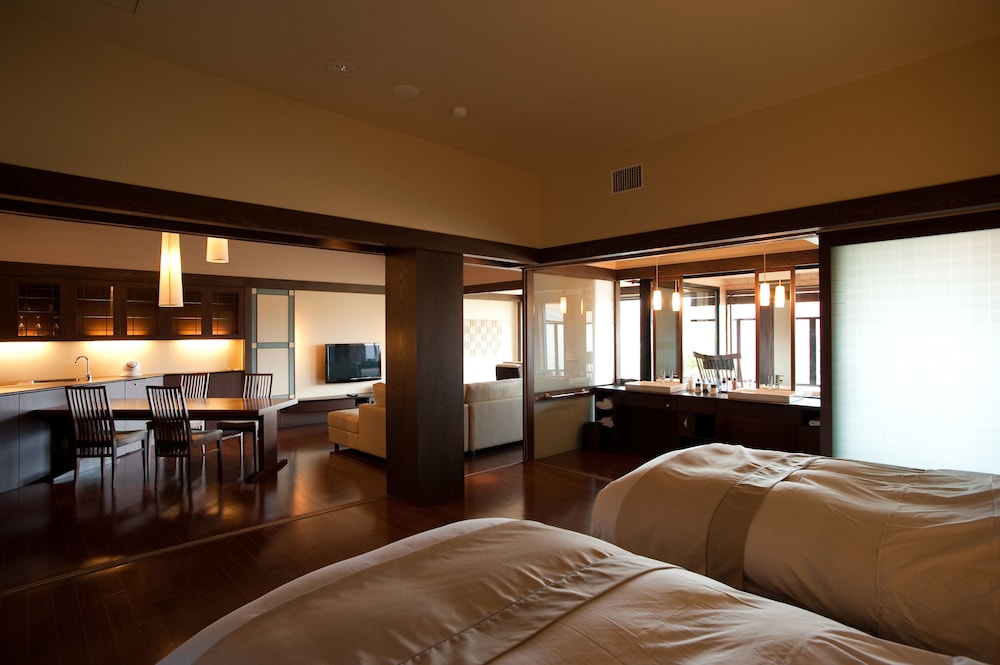 Premium Suite with Private Open-Air Hot Spring (Kaiseki Dinner at Restaurant Included)