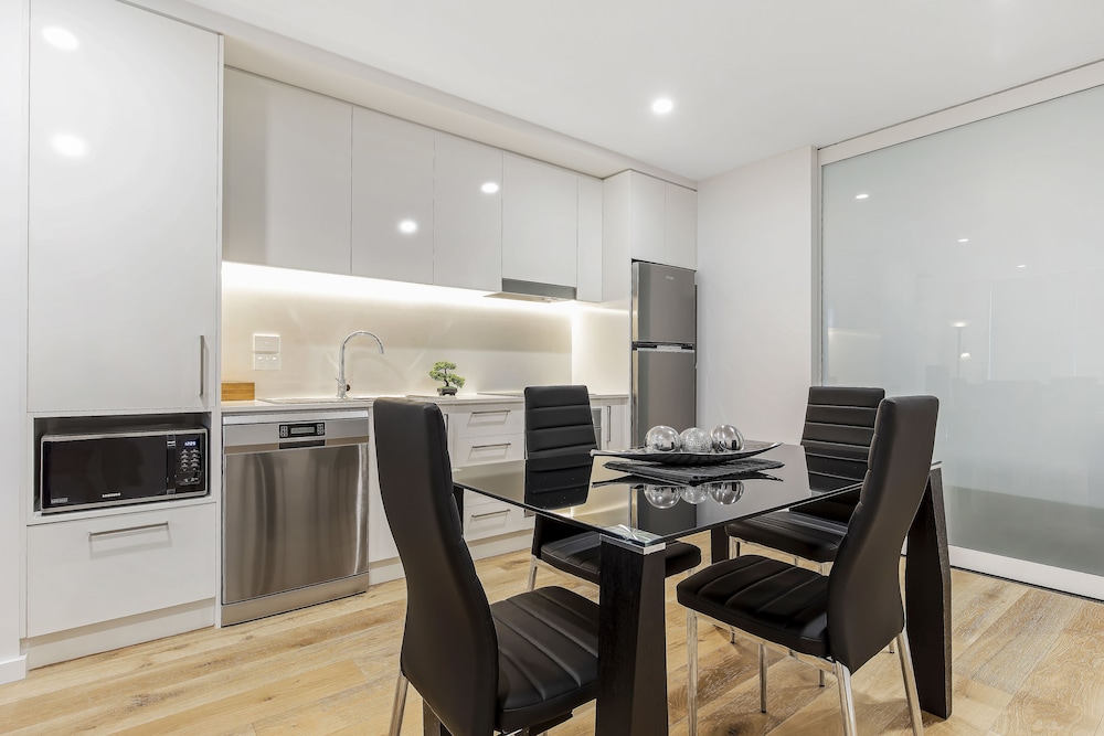One Bedroom + Study with Harbour View photo 3