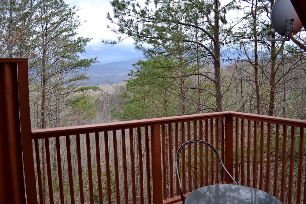 Sweetheart Cabin, 1 Bedroom, Jetted Heart-shaped Tub, Outdoor Hot Tub, Mountain View photo 3
