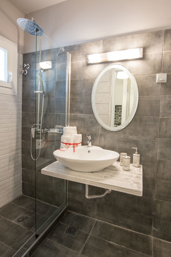 Junior Studio Suite, Multiple Bedrooms, Pool View photo 2