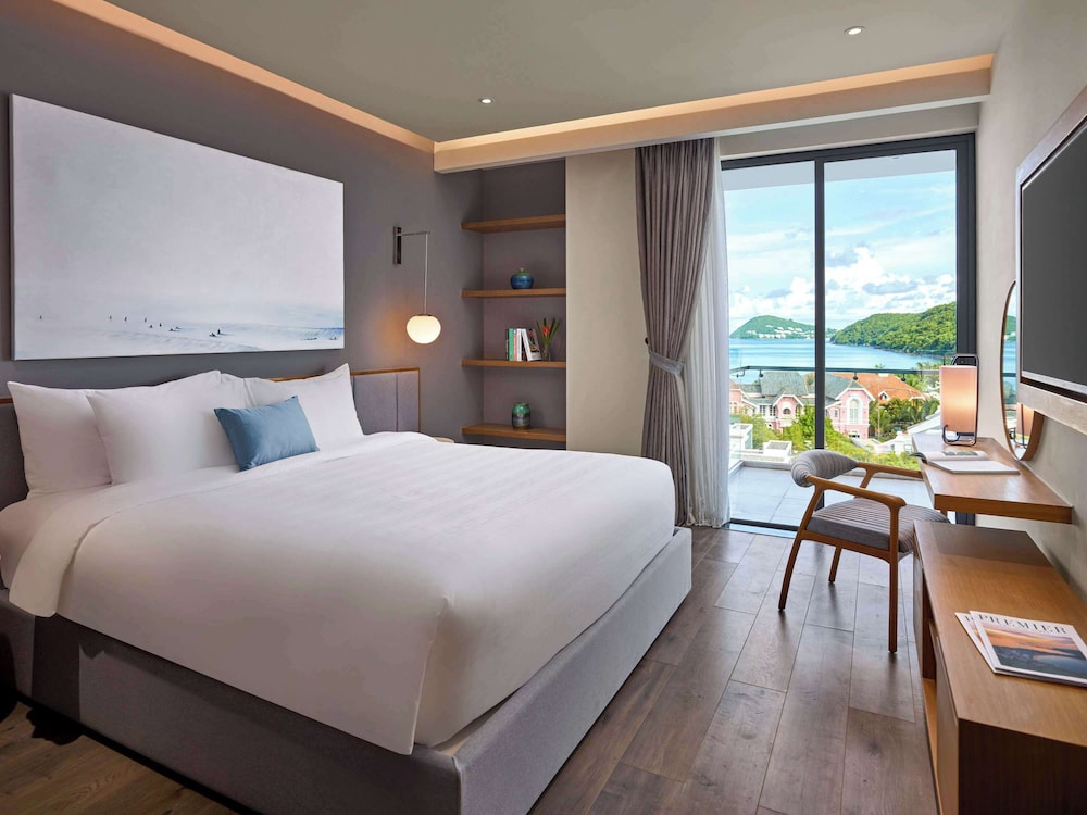 Superior Suite, Balcony (1 King Bed) - Photo 1