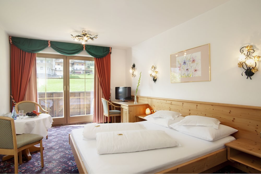 Basic Double Room, 1 Queen Bed, Non Smoking photo 1