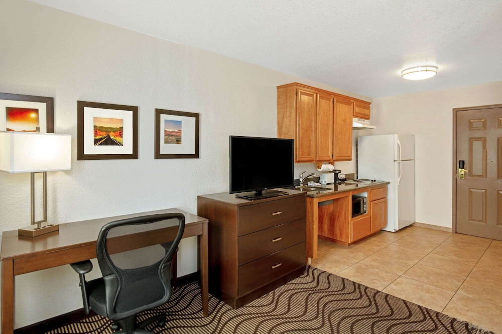 Room, 1 King Bed, Accessible, Non Smoking (Mobility Accessible) - Photo 1
