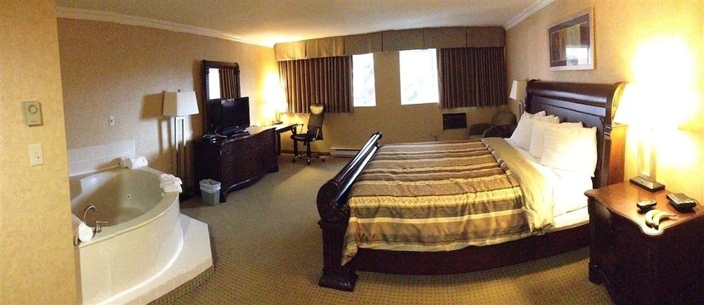 Classic Suite, 1 King Bed, Jetted Tub photo 1