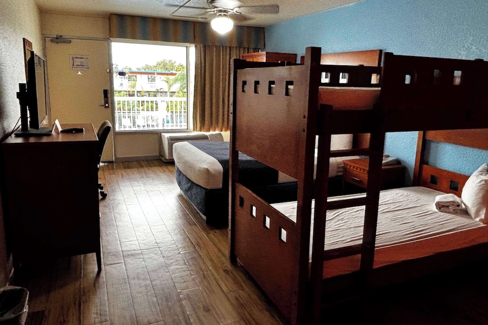 Room, Multiple Beds, Non Smoking - Photo 1