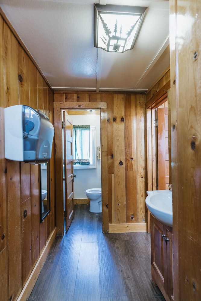 Room (Lodge Room with Shared Bath-No Pets) - Photo 2